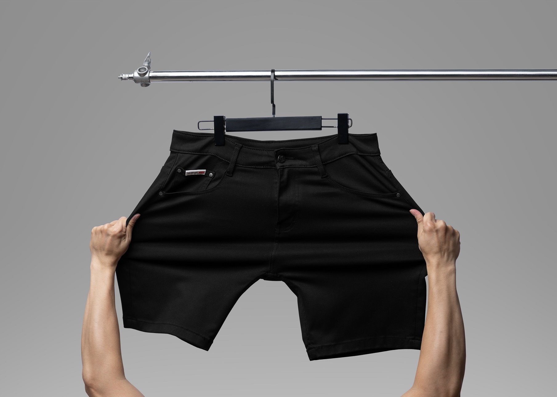 Hình ảnh cận cảnh các chất liệu vải quần short nam như kaki, chinos, và jean