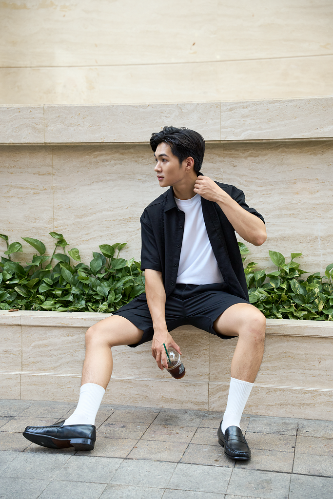 Hình ảnh chàng trai sơ vin áo polo với quần short trông lịch sự và chân dài hơn