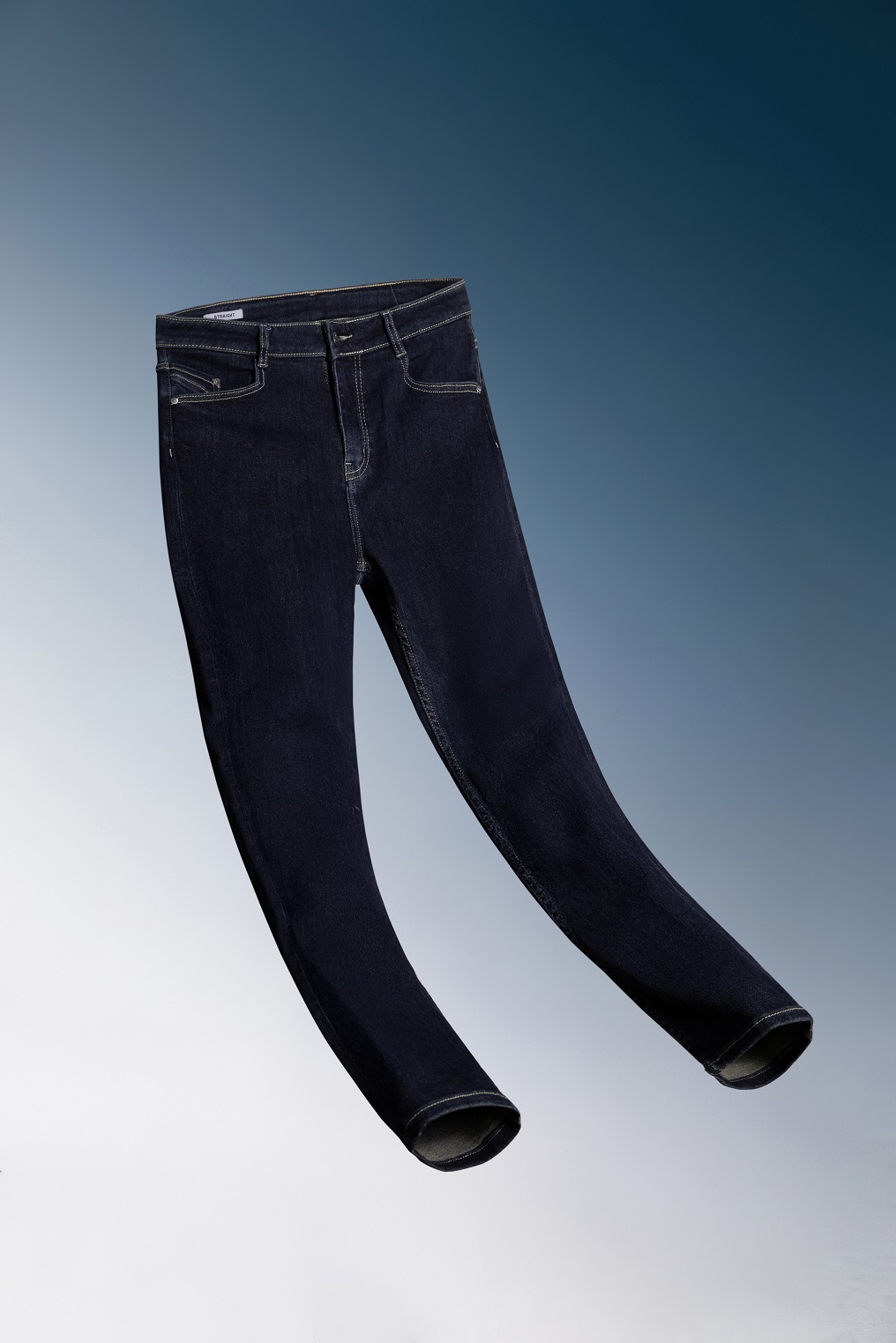 Một người đàn ông với vẻ ngoài cổ điển, nam tính trong chiếc quần jeans phom Regular Fit (ống đứng)