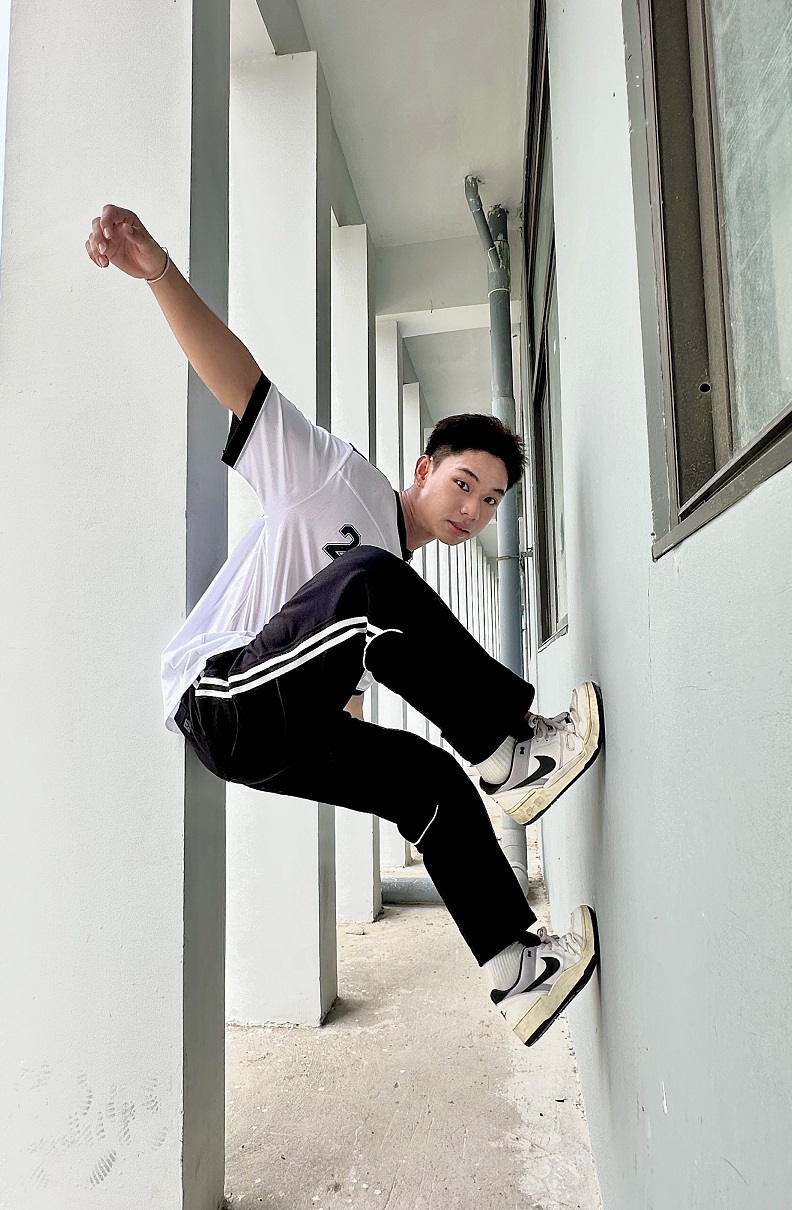 Một cặp đôi mặc đồ streetwear sành điệu, phù hợp cho một buổi hẹn hò năng động.
