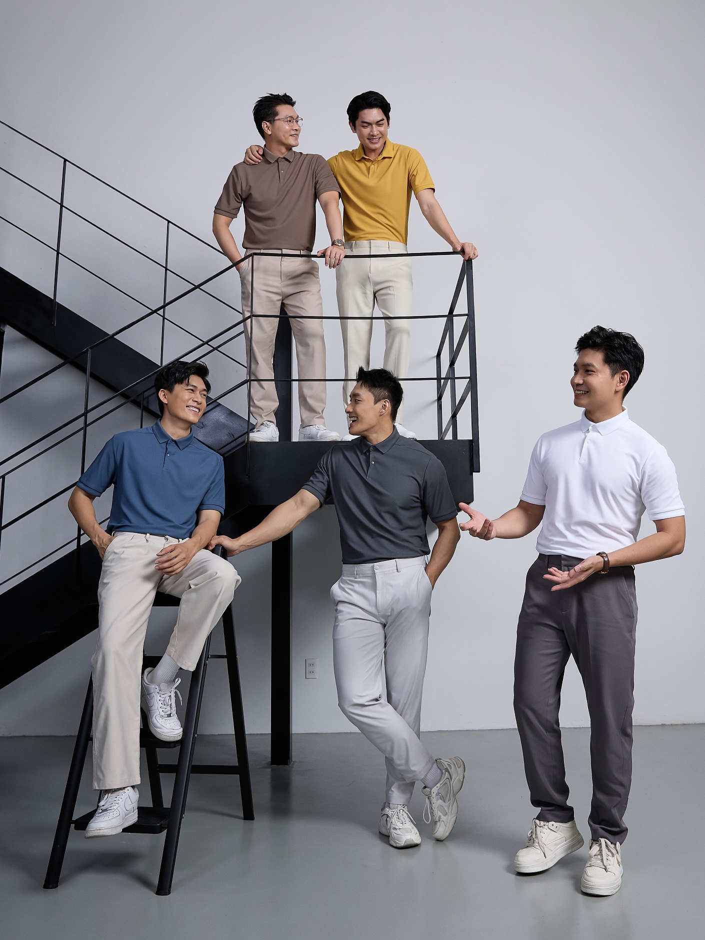 Các item quần áo cơ bản được sắp xếp gọn gàng, đại diện cho một tủ đồ capsule cho việc hẹn hò.