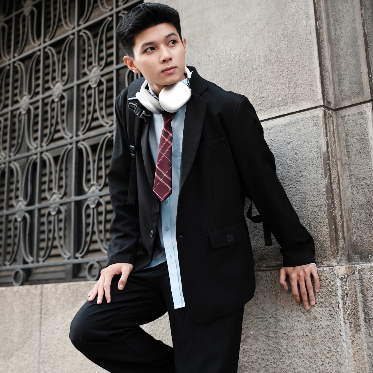 Một chàng trai mặc blazer xanh navy phối cùng áo thun trắng và quần chinos màu be