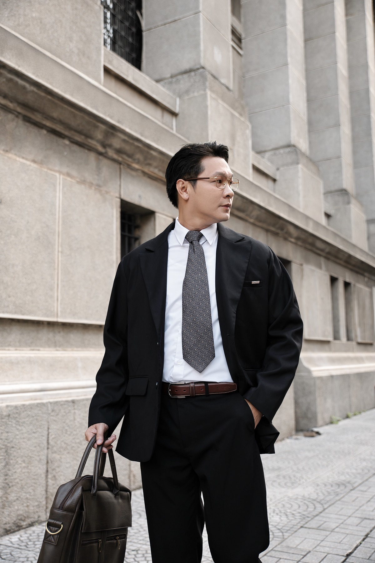 So sánh hình ảnh một chiếc blazer có cấu trúc mềm mại, không đệm vai và một chiếc blazer cầu vai cứng