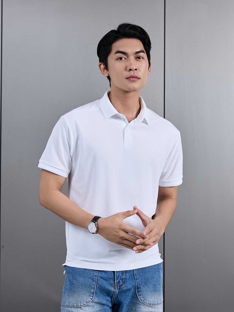 Một chàng trai với vẻ ngoài kinh điển, mặc áo thun trắng trơn, quần jean và kính râm