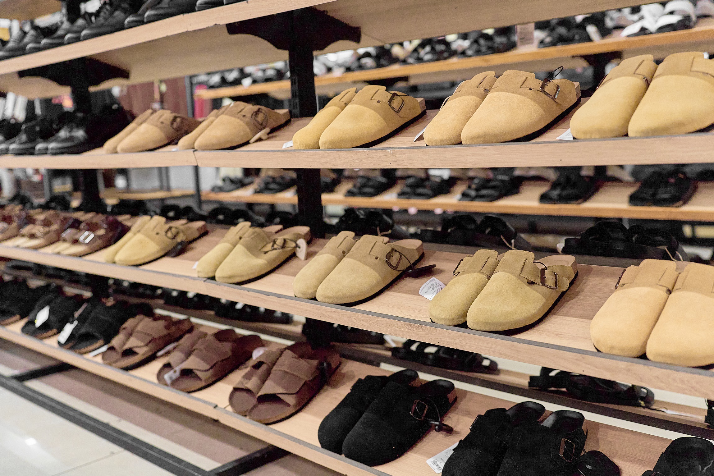 Ba loại giày phù hợp để phối với quần short nam: sneaker cổ thấp, loafer và boat shoes