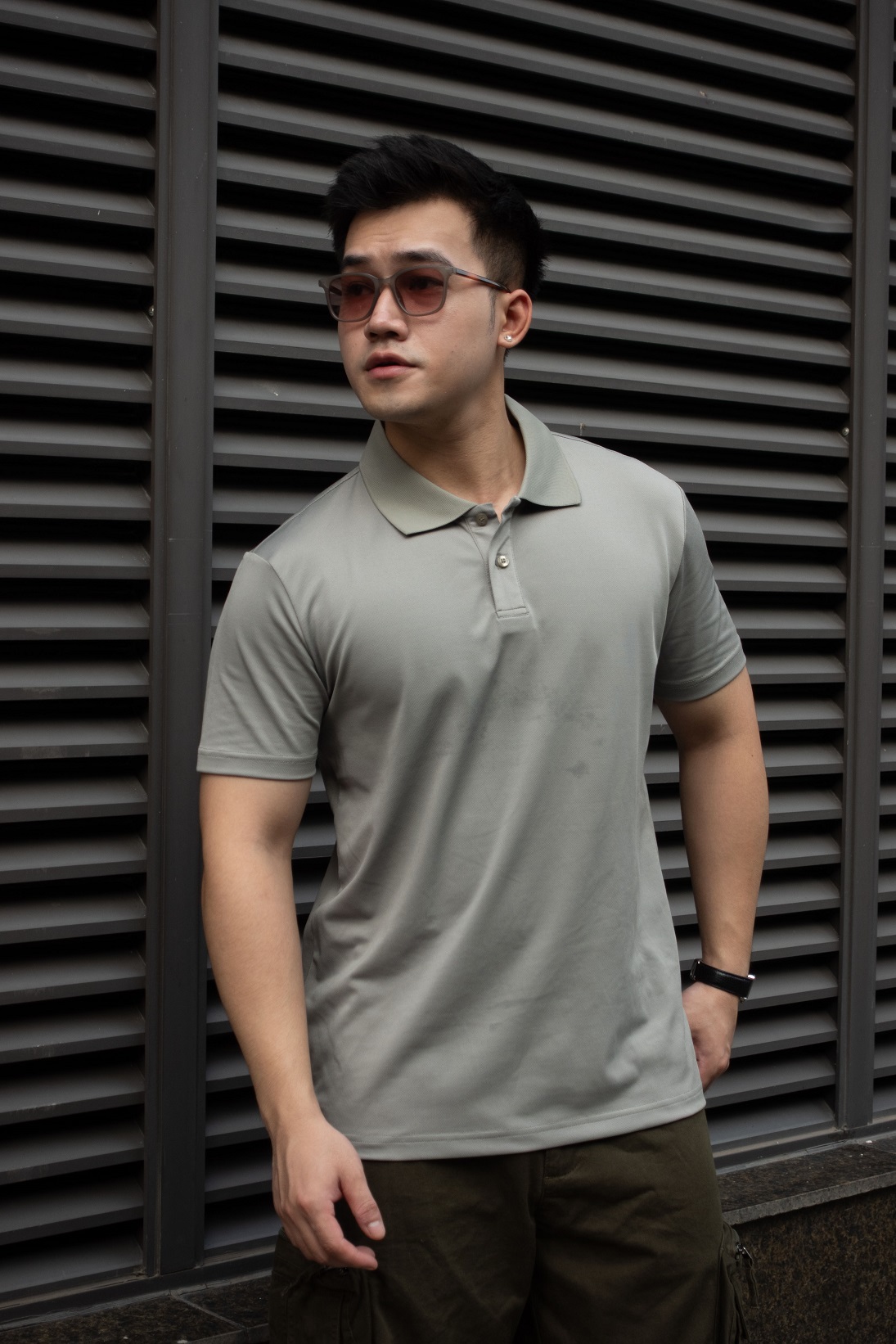 Hình ảnh minh họa cách sơ vin một phần áo polo phía trước vào quần theo kiểu French Tuck