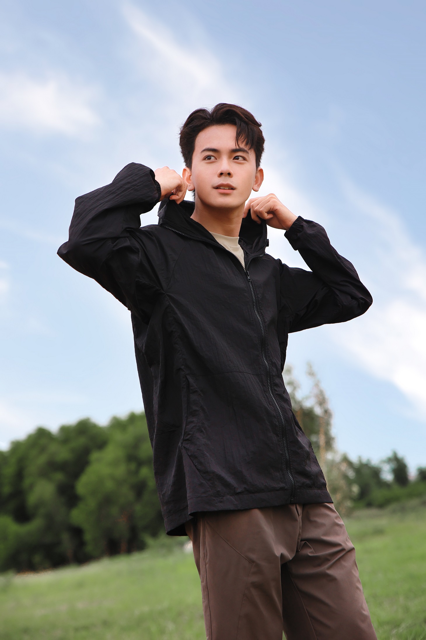 Outfit du lịch kết hợp áo gió và sơ mi linen
