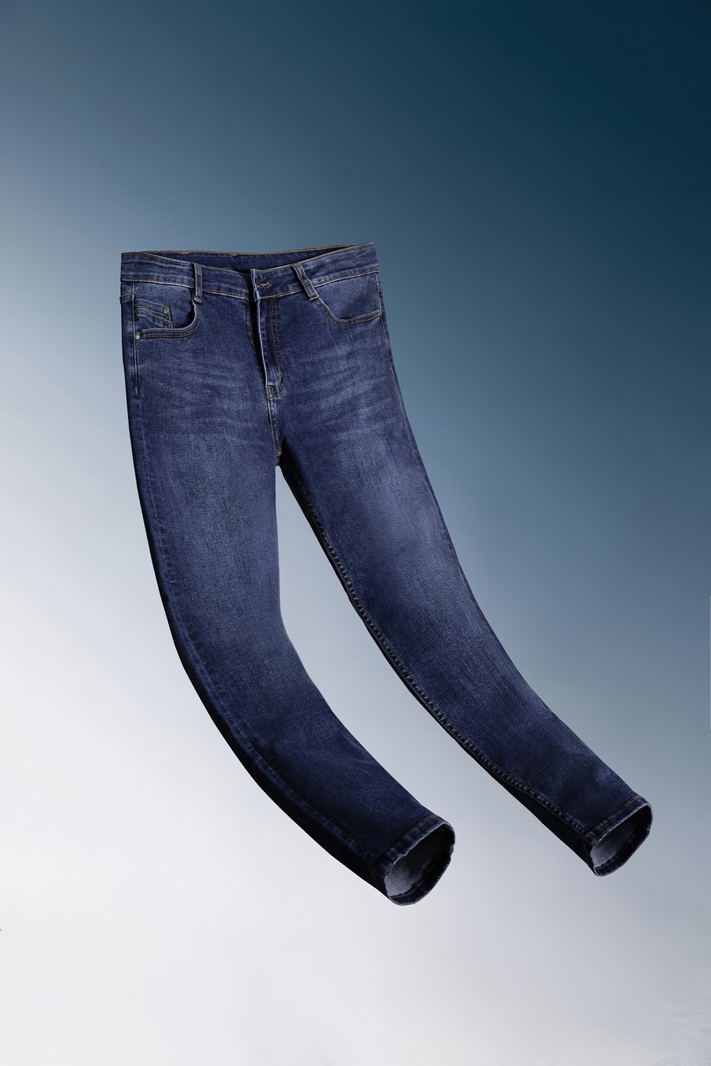 Một chàng trai vạm vỡ mặc quần jeans phom Regular Fit trông cân đối và thoải mái