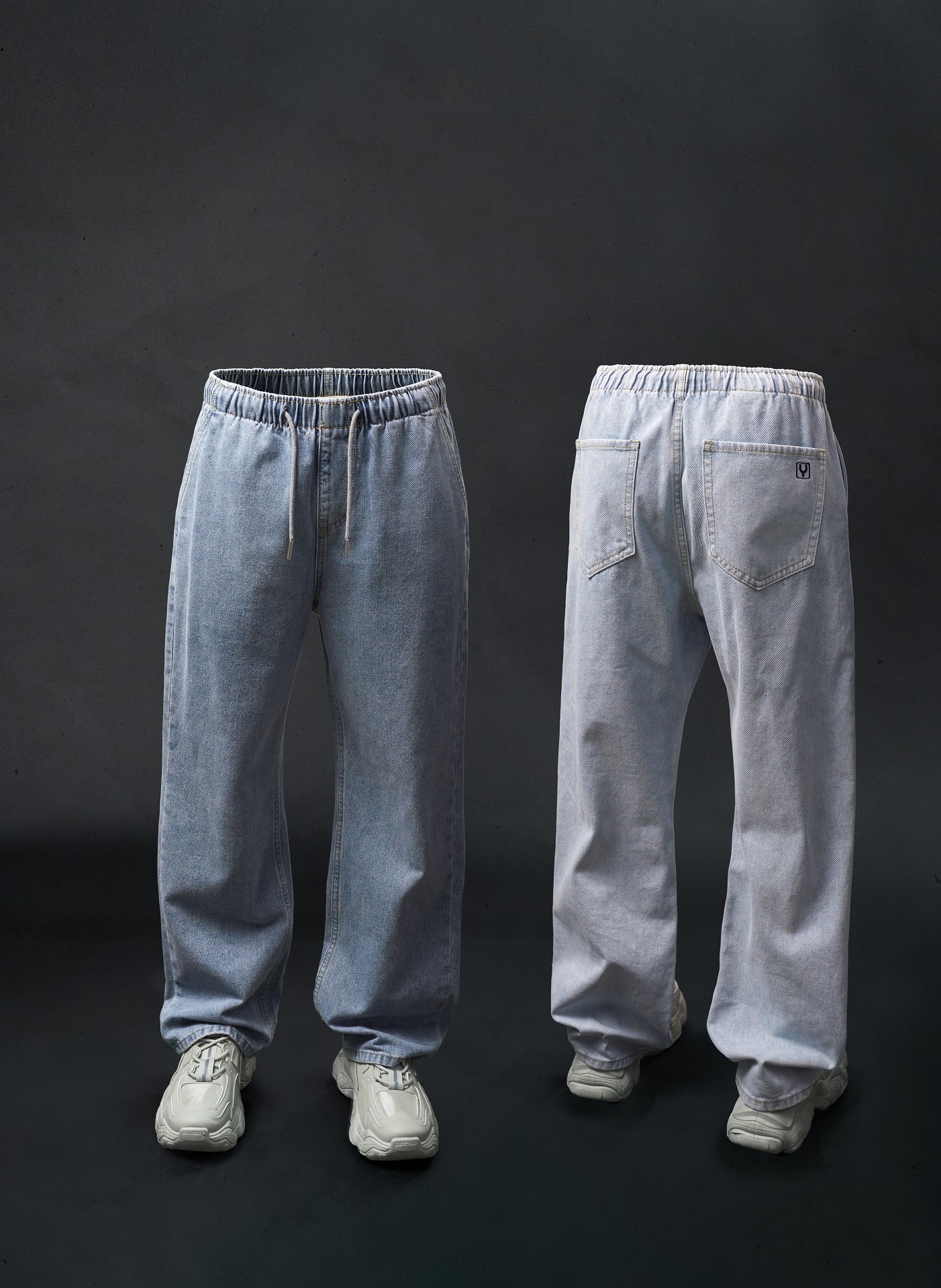 Một chàng trai với phong cách streetwear, mặc quần jeans phom Loose Fit rộng rãi và phóng khoáng