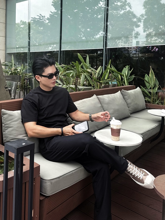 Một chàng trai mũm mĩm trông thon gọn và cao hơn khi mặc một set đồ đơn sắc màu đen