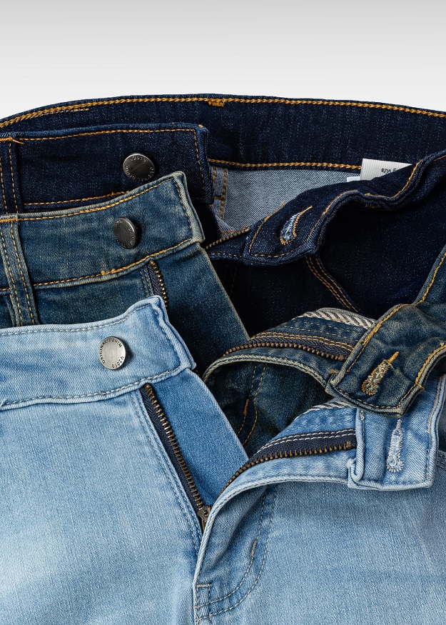 Sơ đồ minh họa các thông số cạp quần (rise) và chiều dài ống quần (inseam) trên một chiếc quần jeans
