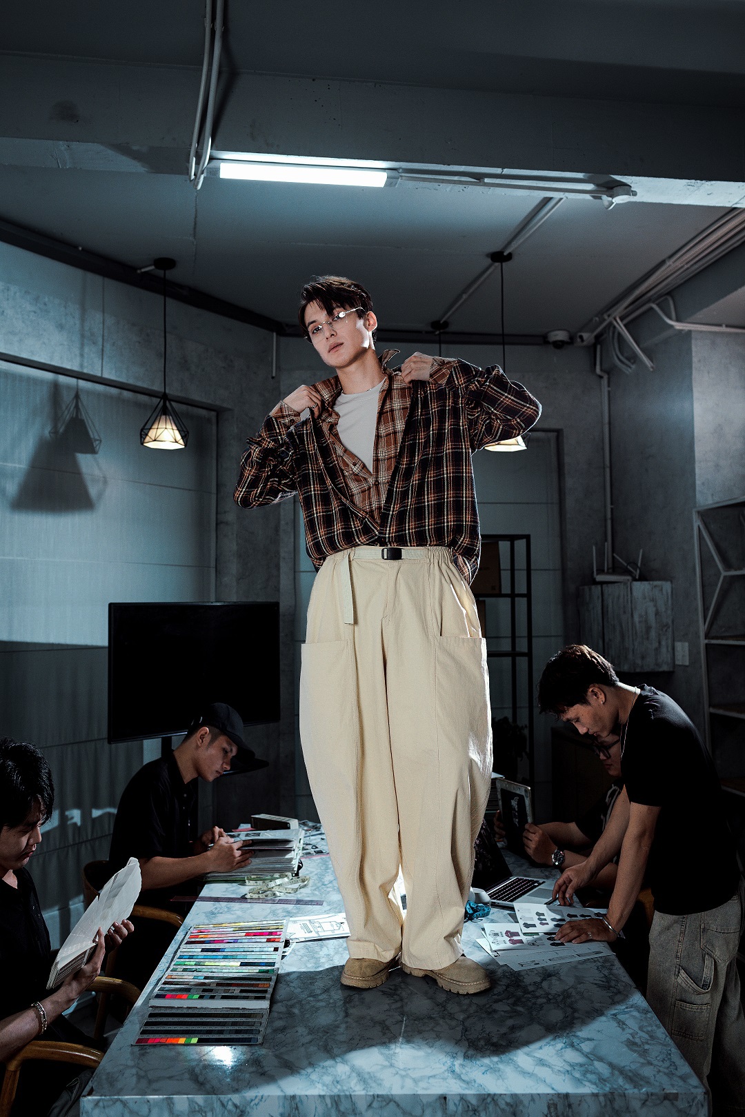 So sánh một outfit layering với các item slim-fit gọn gàng và một outfit với quá nhiều item oversized