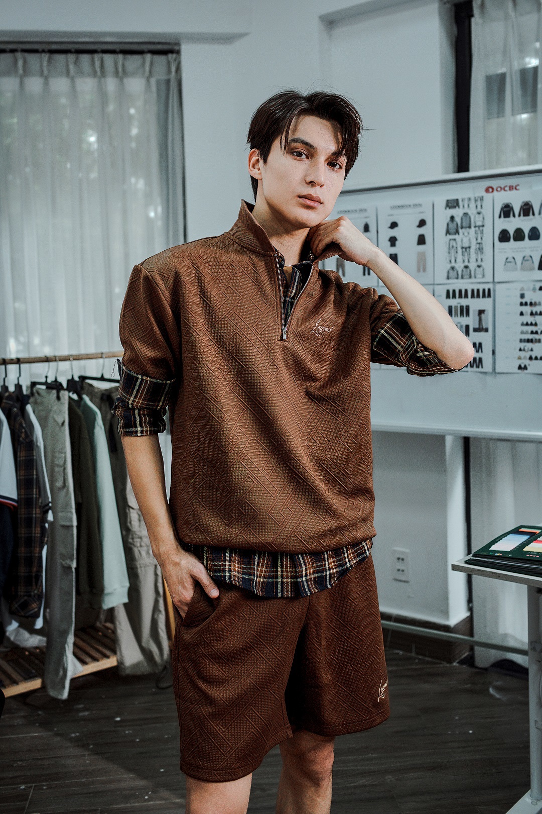 Một bộ sưu tập các item có thể làm mid layer: áo sơ mi flannel, áo len cổ lọ, áo hoodie