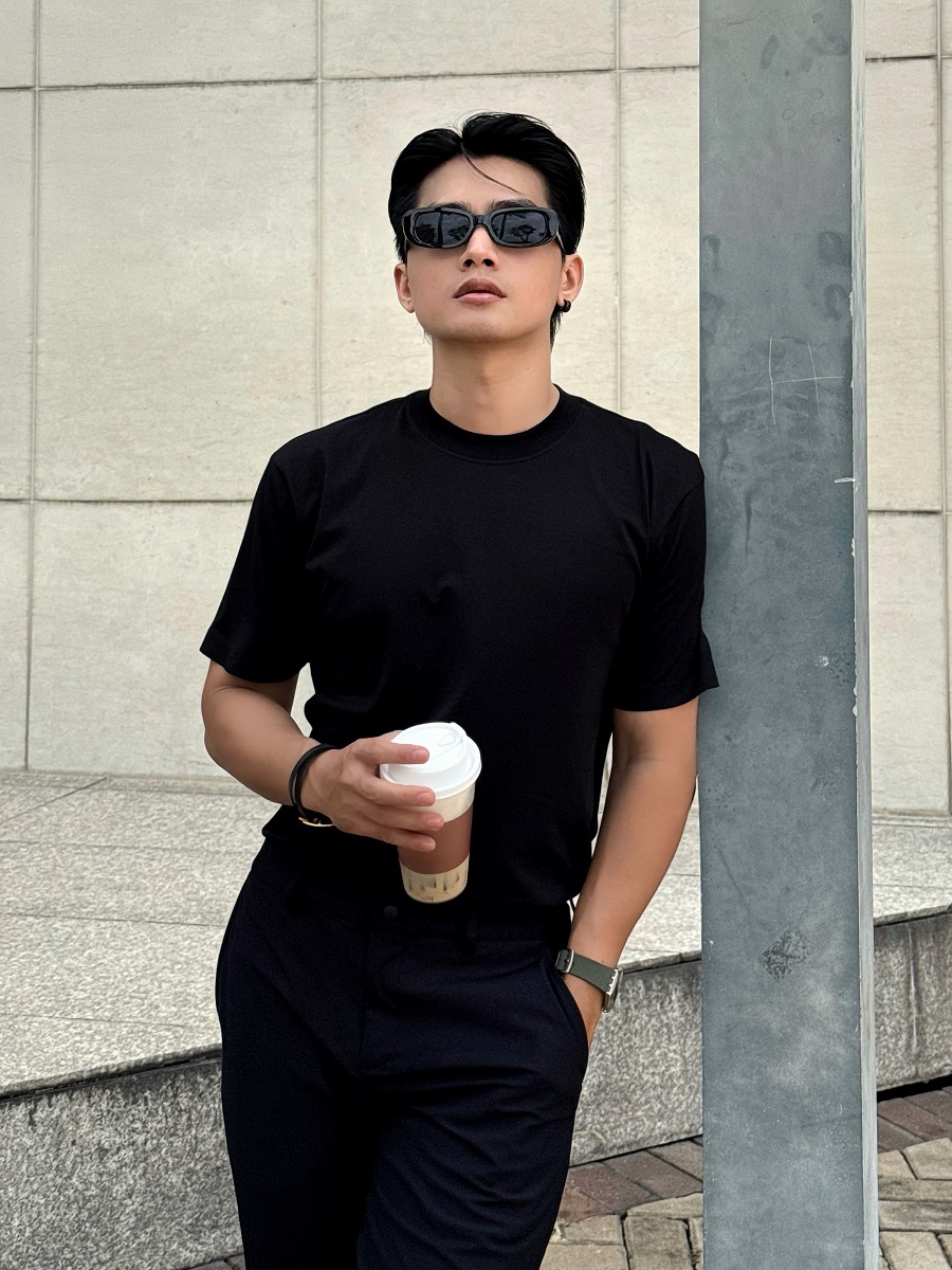 Ba chiếc áo thun nam trơn màu trắng, đen, xám chất liệu cotton dùng làm lớp áo nền