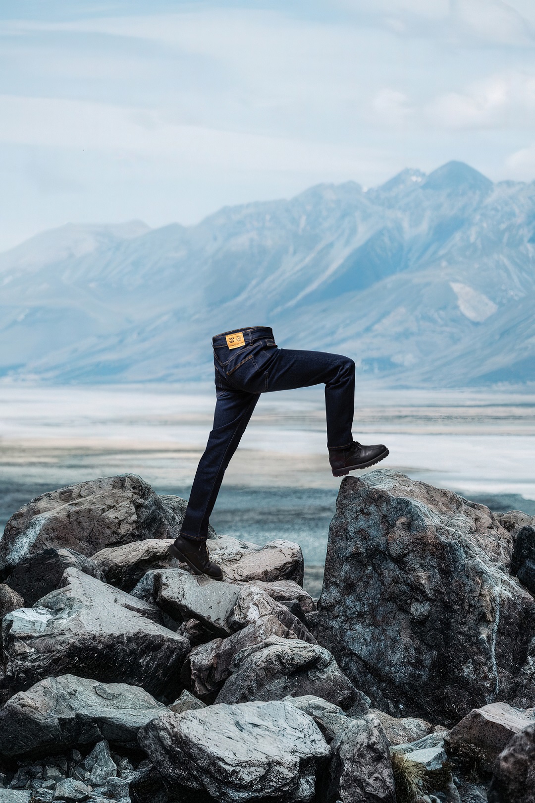 Một chàng trai có vóc dáng cân đối mặc quần jeans phom Slim Fit trông gọn gàng và hiện đại