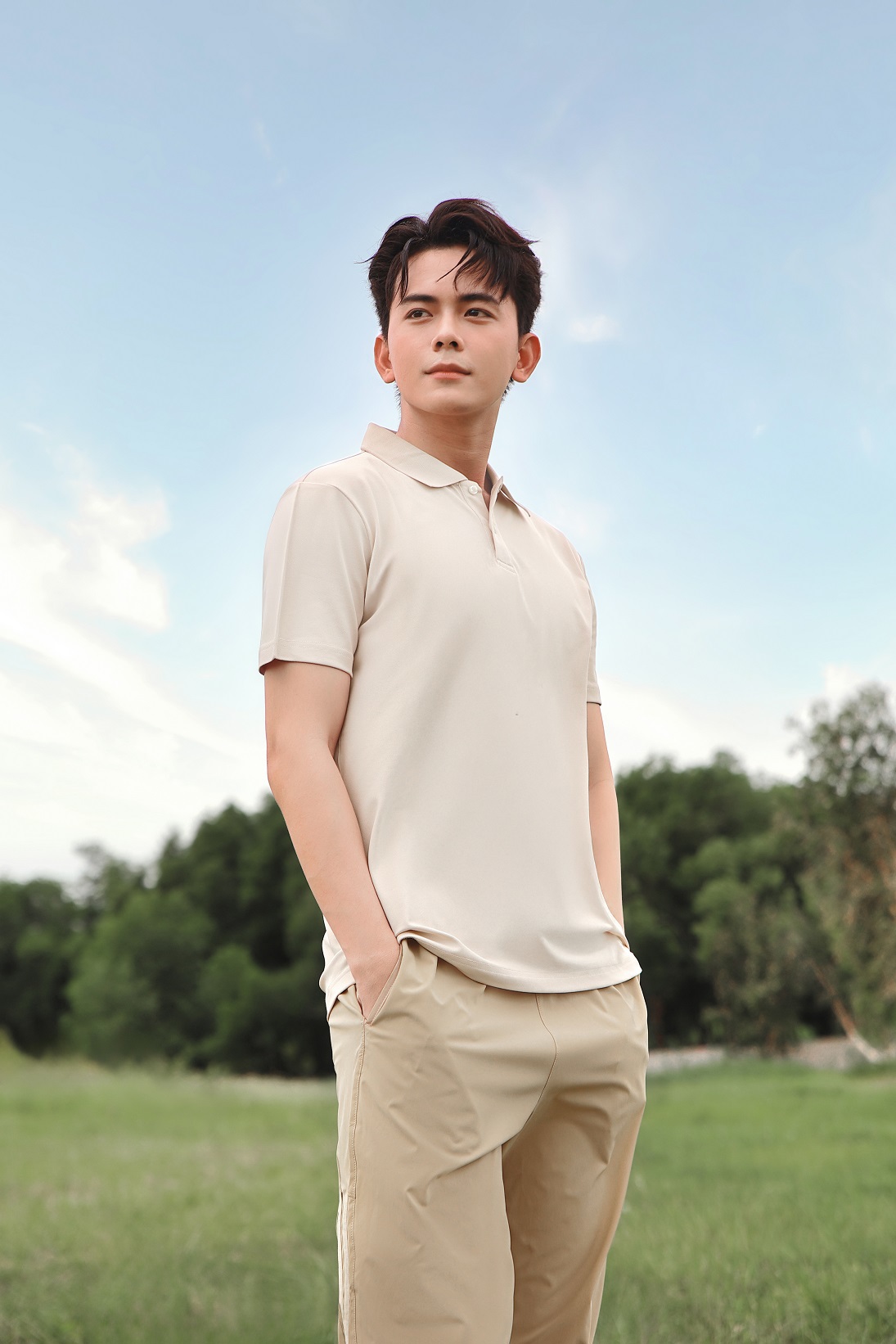 Một bộ sưu tập các áo polo nam với màu sắc trẻ trung như trắng, xanh pastel, hồng nhạt