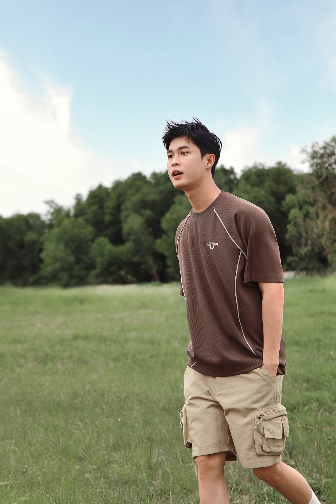 Chàng trai mặc áo thun có logo nhỏ tinh tế