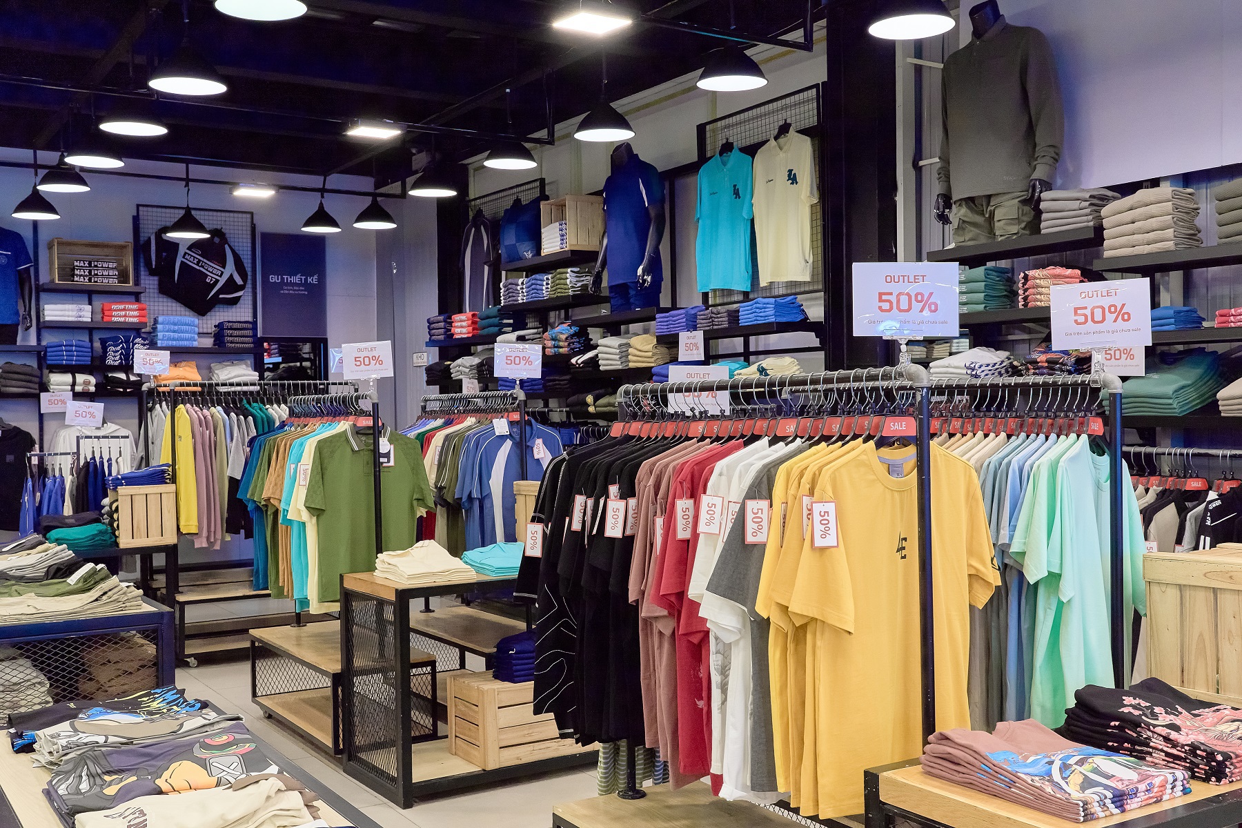Không gian bên trong một cửa hàng thời trang second-hand được sắp xếp gọn gàng và phong cách