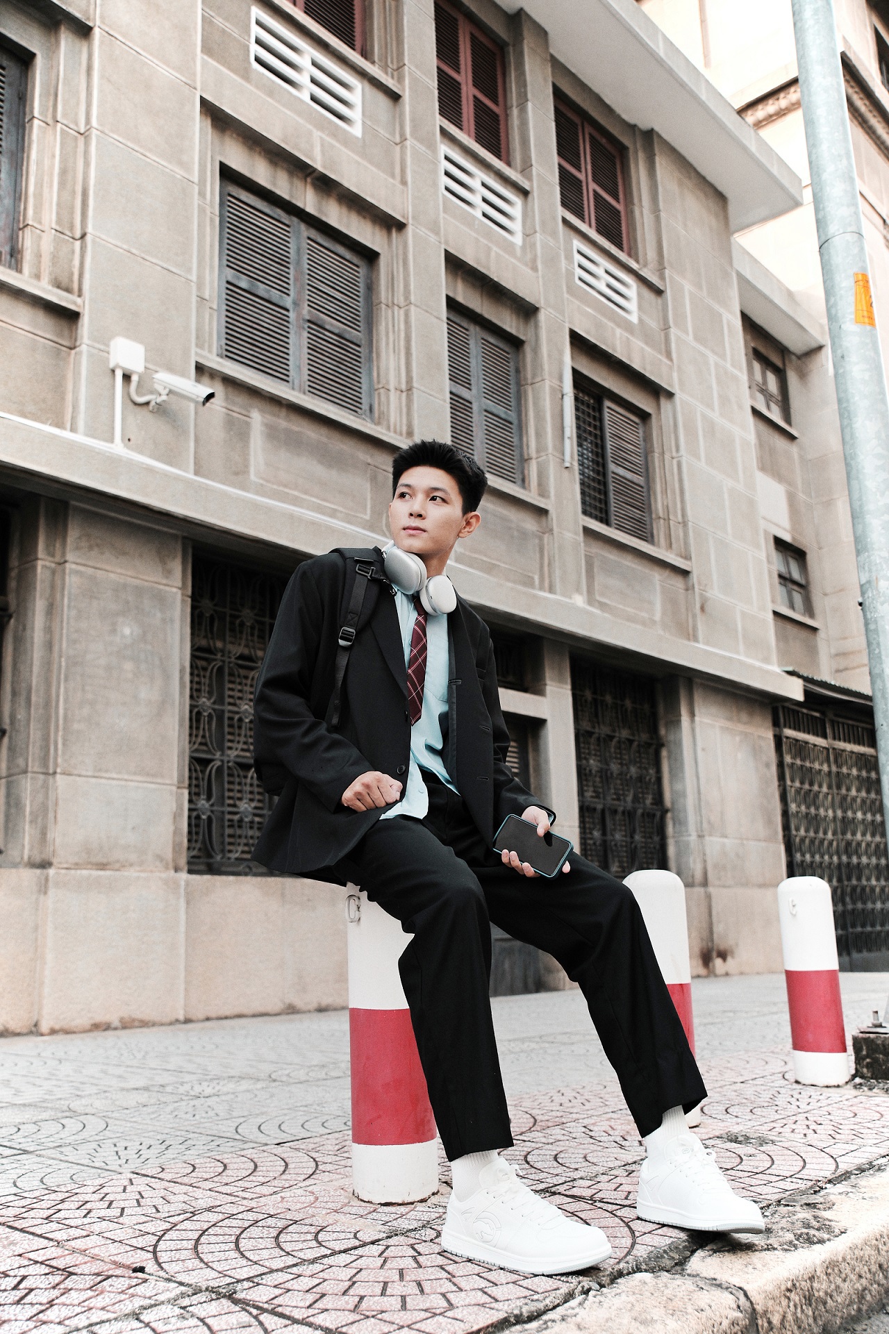 So sánh hai outfit: blazer phối cùng quần jean và blazer phối cùng quần chinos