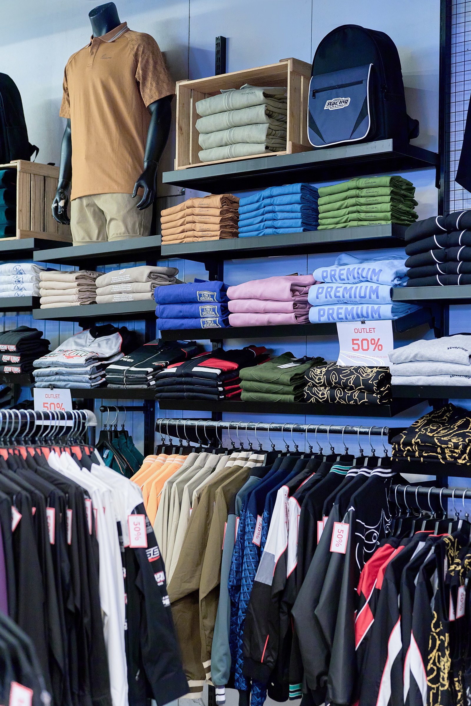 Hình ảnh một tủ quần áo nam được sắp xếp gọn gàng theo phong cách capsule wardrobe với các màu trung tính