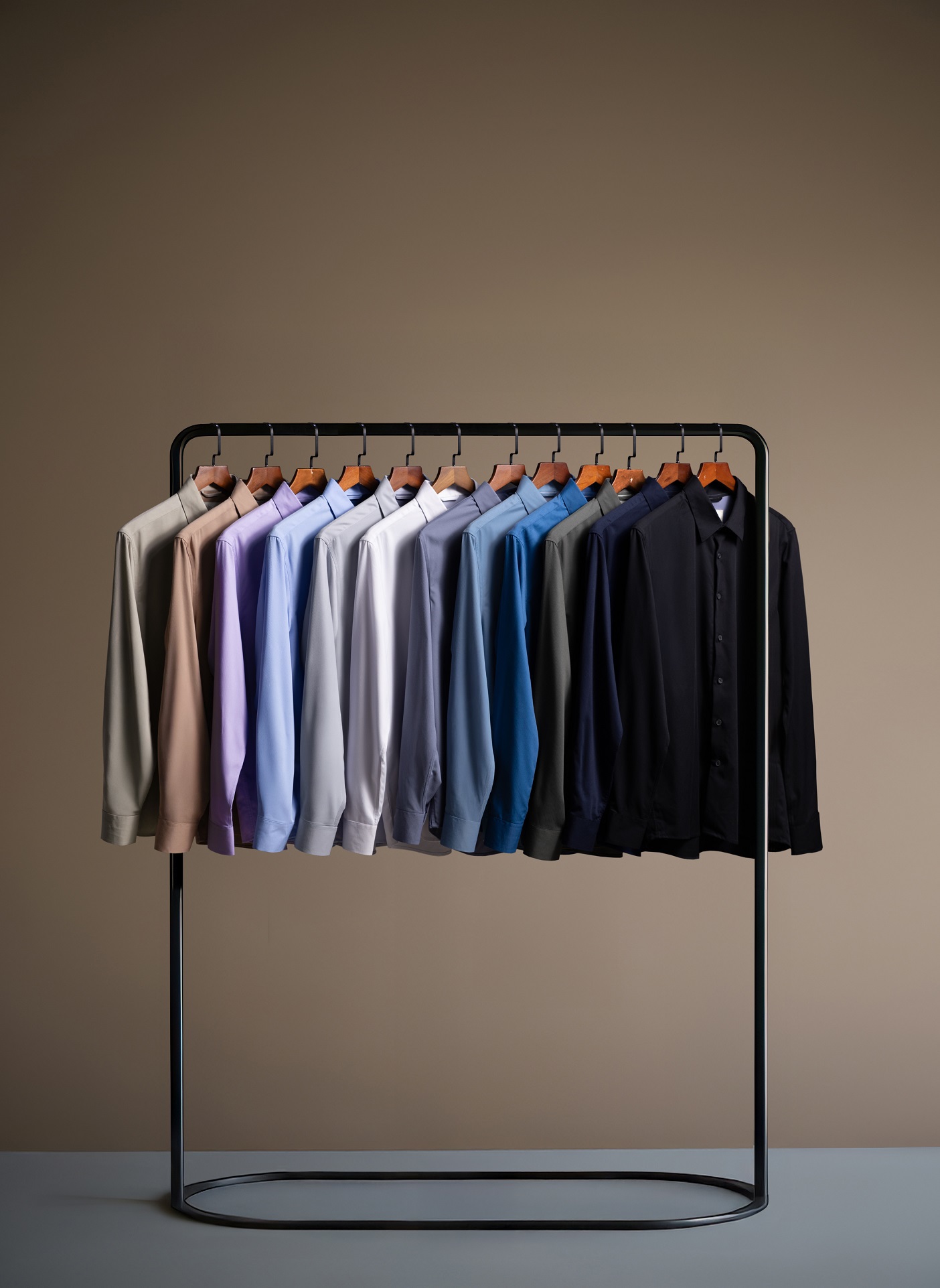 Một tủ đồ nam được sắp xếp theo phong cách capsule wardrobe với các item cơ bản, màu sắc trung tính.