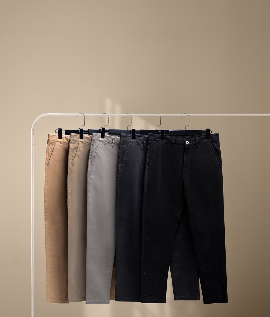 Một set đồ smart-casual hoàn hảo với áo sơ mi, quần chinos màu be và giày lười