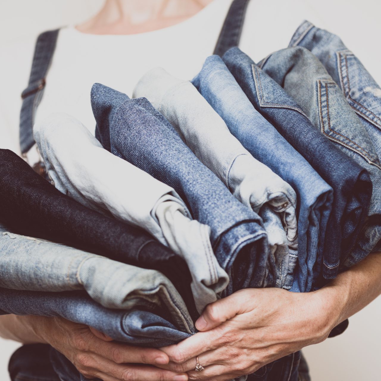 Sự ra đời của chiếc quần jeans đã tạo nên biểu tượng của thời trang hiện đại như thế nào?
