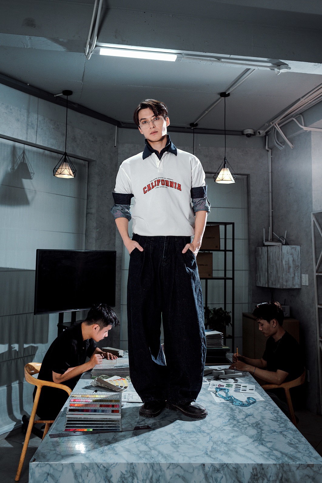 So sánh một outfit layering với các item slim-fit gọn gàng và một outfit với quá nhiều item oversized trông luộm thuộm